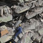 El equipo de rescate francés Corps Mondial de Secours con su perro de búsqueda busca supervivientes del terremoto entre los escombros de un edificio derrumbado en Kahramanmaras, Turquía, el 11 de febrero de 2023.