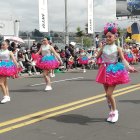 Desfile.  Este 11 de febrero se pasearon por las calles menores con trajes de flores.