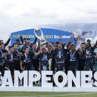 Los jugadores del equipo campeón celebraron con la copa
