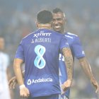 José Alberti (i) festeja el primer tanto con Miller Bolaños.