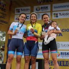 Miryam Núñez (c) fue la más rápida en la crono. Compartió podio con Ana Vivar (Movistar Best PC) y Esther Galarza (Independiente).