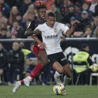 VALENCIA, 11/02/2023. El delantero del Valencia Samuel Lino (d) pelea un balón con Nico Williams, del Athletic, durante el encuentro correspondiente a la jornada 21 de Primera División que se disputa hoy sábado en el estadio de Mestalla. EFE/ Manuel Bruque.