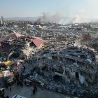 Las labores de rescate continúan seis días después del primer terremoto