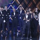 El equipo de produccion, dirección y los actores del filme celebran su triunfo en la ceremonia que se llevó a cabo en Sevilla.