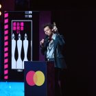 Harry Styles, alzando uno de sus premios como artista del año. El evento se llevó en Londres.