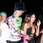 Megan Fox y Machine Gun Kelly durante la farra previa al Super Bowl. El rapero se eletrocutó en el escenario, pero el incidente no pasó a mayores.