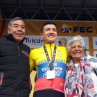 Richard Carapaz festejó con sus padres el haber obtenido la medalla de oro en el Campeonato Nacional de Ciclismo de Ruta que tuvo a Tulcán como sede.