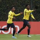 Justin Cuero (d) marcó el gol de Ecuador que le está dando el triunfo momentáneo frente a Paraguay.