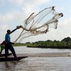 Artesanal.  Pescadores en la carretera que comunica a Barranquilla con Santa Marta, en la Isla de Salamanca.