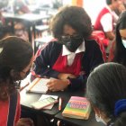 Elaboración. Los estudiantes discuten y arreglan sus textos de la antología.