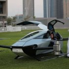 Arabes inspeccionan el auto volador eVTOL durante su exhibición en Exposición de tecnología de la información del Golfo