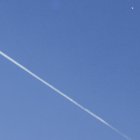 Un avión comercial (i) vuela por debajo del "globo espía" chino (d) detectado en el espacio aéreo estadounidense en Charlotte (Estados Unidos), en una fotografía de archivo.