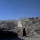 Una mujer camina entre escombros en Kahramanmaras, Turquía.