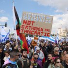 Los israelíes realizan una manifestación antigubernamental frente al parlamento (Knesset) en Jerusalén, el 13 de febrero de 2023