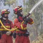 Fotografía cedida por la Unidad Militar de Emergencias (UME) de España que muestra a efectivos de la UME mientras trabajan en la contención de un incendio forestal, ayer, en la comuna de Hualqui, Concepción, (Chile). Los incendios han causado ya la muerte de 24 personas, arrasado cerca de 1.300 viviendas y causado más de 5.500 damnificados en las regiones de Ñuble, Biobío, La Araucanía y Maule. EFE/ Unidad Militar De Emergencias (ume) SOLO USO EDITORIAL SOLO DISPONIBLE PARA ILUSTRAR LA NOTICIA QUE ACOMPAÑA (CRÉDITO OBLIGATORIO)