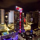 Fotografía cedida por World Satellite Television News donde se observa el edificio Paramount Miami Worldcenter, de 60 pisos y situado frente a la bahía de Vizcaya, en Miami (Florida).