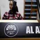 Una locutora trabaja en la emisora Sarare Stéreo, en Saravena (Colombia), en una fotografía de archivo.