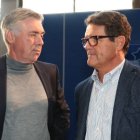 Los entrenadores italianos Carlo Ancelotti (i) junto a Fabio Capello (d). Ambos conocen lo que es dirigir el Real Madrid.