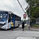 Hecho. Los controladores, con libreta en mano, esperaban a los buses a diario.