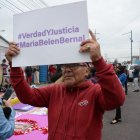 Amigos y familiares de la abogada María Belén Bernal se congregaron en un plantón en los exteriores del lugar