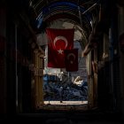 Un hombre se encuentra en medio de una calle junto a un edificio derrumbado tras un fuerte terremoto, en la ciudad de Hatay, Turquía, el 14 de febrero de 2023.