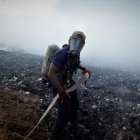 Bomberos trabajan en el incendio en Cerro Patacón, el mayor vertedero de Panamá y considerado un desastre ambiental, que se ha vuelto a incendiar y ha provocado una gran nube de humo tóxico que afecta a una parte de la capital, hoy en Ciudad de Panamá (Panamá). El cuerpo de bomberos continúa sofocando el fuego, que comenzó el pasado lunes en horas de la tarde y ya ha arrasado con una parte - sin especificar las hectáreas- del vertedero de basura, ubicado a las afueras de Ciudad de Panamá, cerca de localidades y un parque nacional, según la información oficial. EFE/Carlos Lemos