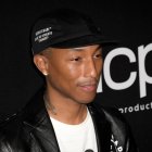 El cantante estadounidense Pharrell Williams posa para los fotógrafos a su llegada a la 23ª entrega anual de los Hollywood Film Awards en Los Ángeles.