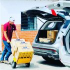 Un voluntario de la fundación Mueve, descarga parte de las medicinas donadas a esta organización humanitaria.