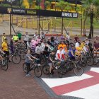 Descanso. Los participantes del ciclopaseo hacen una parada técnica tras cumplir una parte de la pedaleada.