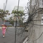 Los cables que cuelgan de los postes o están caídos en la calzada son un peligro para los peatones.