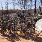 Las bancas de uan escuela quedaron reducidas a escombros tra sel fuego