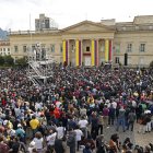 Simpatizantes escuchan hoy el discurso del presidente de Colombia, Gustavo Petro, durante una manifestación en apoyo a sus reformas sociales, en la Casa de Nariño en Bogotá (Colombia). Con banderas del país y camisetas y gorras de apoyo al "Gobierno del cambio", los colombianos y colombianas se agruparon este martes en las plazas de todo el país y se fueron congregando frente a la Plaza Nuñez, que separa el Capitolio del palacio presidencial en Bogotá, en donde Petro se dirigió a los ciudadanos desde un balcón. EFE/ Mauricio Dueñas Castañeda