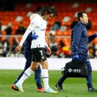 Edinson Cavani se retira lesionado del partido enre Valencia y Getafe.