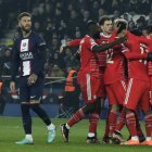Paris (France), 14/02/2023.- Players of Bayern Munich celebrate after the 1-0 scored by Kingsley Coman as Sergio Ramos of PSG (L) looks on during the UEFA Champions League Round of 16, 1st leg match between Paris Saint-Germain and Bayern Munich in Paris, France, 14 February 2023. (Liga de Campeones, Francia) EFE/EPA/TERESA SUAREZ