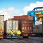 Trailers descargan mercadería en plataforma del Puerto de la ciudad.