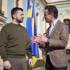presidente de Ucrania, Volodymyr Zelensky (izquierda), y al primer ministro de Suecia, Ulf Kristersson (derecha), durante su reunión en Kiev.