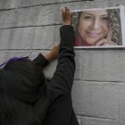 Personas pertenecientes a grupos feministas acompañan a Elizabeth Otavalo, madre de María Belén Bernal víctima de feminicidio, mientras protestan afuera del complejo judicial.