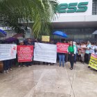 La protesta de la asociación de centros de diálisis se efectuó al pie de la Caja del Seguro, en el centro de Guayaquil.