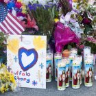 Homenaje a las víctimas de la masacre en un supermercado de Búfalo, al norte de Nueva York (EE.UU.), en una fotografía de archivo.