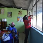 Prevención. Una maestra del Rotary Club participa de un simulacro de caída de ceniza.