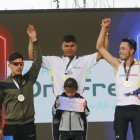 Jimmy Gómez (c) se llevó el primer lugar en la prueba de 21 kilómetros.