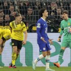 El arquero Gregor Kobel (d) fue una de las figuras del Borussia Dortmund en la victoria sobre Chelsea.