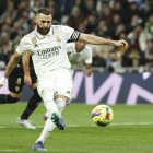 MADRID, 15/02/2023.- El delantero del Real Madrid Karim Benzema marca el 2-0 desde el punto de penalti durante el partido de LaLiga Santander que Real Madrid y Elche CF disputan este miércoles en el estadio Santiago Bernabéu. EFE/ Mariscal