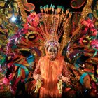 Takeya Fletcher Marshall interpreta a "Espíritu del Carnaval", un tributo al fallecido artesano y pionero de la industria de carnavales, Roland St. George, durante la semifinal de la competencia para la elección de la Reina del Carnaval de Trinidad y Tobago
