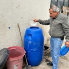 Los residentes guardan el líquido vital en contenedores, para ayudarse ante los inesperados cortes del servicio