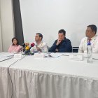 Francisco Pérez, gerente del Hospital Teodoro Maldonado Carbo, del IESS, explicó junto a otras autoridades la situación de esa casa de salud.