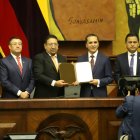 Acompañado por el presidente de la Corte Nacional de Justicia, Iván Saquicela, llegó Terán a la Asamblea para ser posesionado.