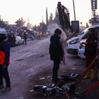 Trabajadores de búsqueda y rescate se desinfectan entre sí tras sus turnos cerca de edificios derrumbados en Hatay Turquía.