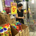 Compra. Nereida Álava adquiere espuma para celebrar carnaval.