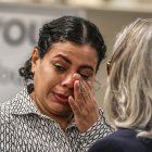 La nicaragüense María José Martínez llora frente a la alcaldesa del condado de Miami-Dade, Daniella Levine Cava (de espaldas), durante una rueda de prensa con los expresos políticos nicaragüenses, hoy en Miami, Florida (EE. UU). Los ex prisioneros nicaragüenses desterrados a EE.UU. hace una semana, un grupo de 222 de los que cerca de 80 llegaron a Miami desde Washington, denunciaron este miércoles en esa ciudad del sur de Florida un empeoramiento de la situación política en su país y dijeron que valoran la oferta de nacionalidad de España. EFE/Giorgio Viera